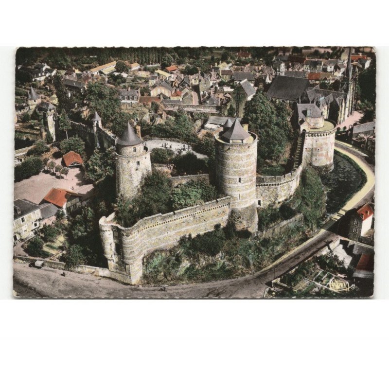FOUGERES: le château et les remparts vue aérienne 10X15 - état
