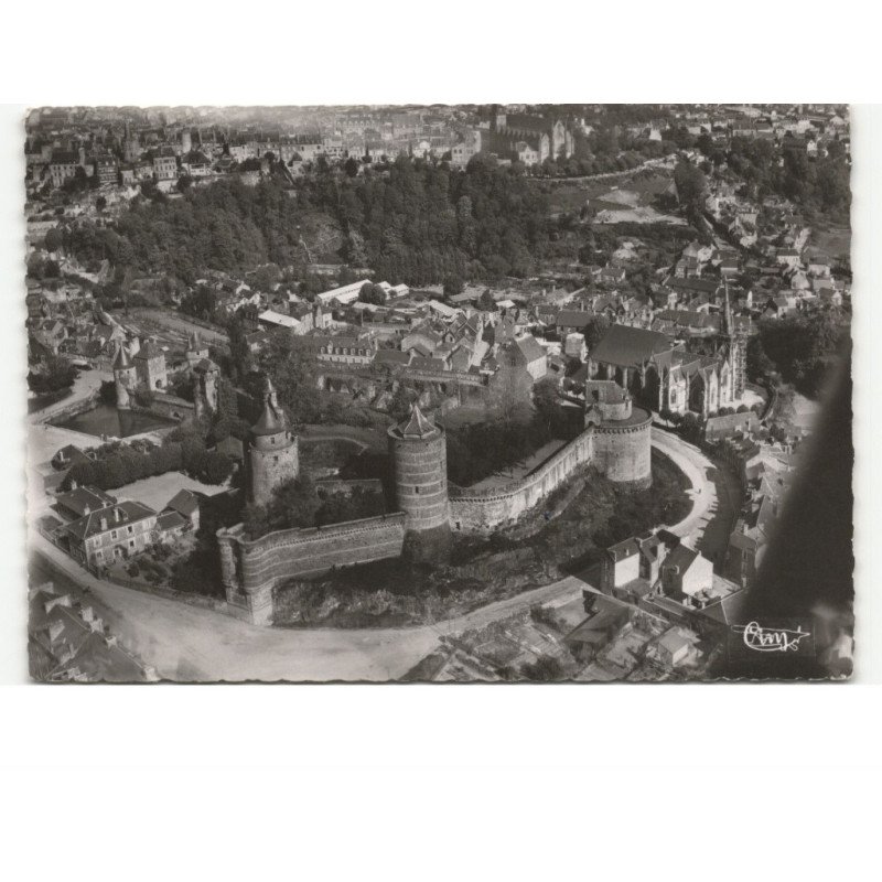 FOUGERES: le château et les remparts vue aérienne 10X15 - très bon état