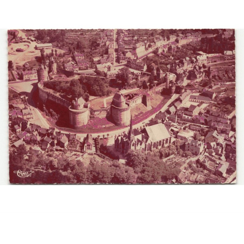 FOUGERES: le château féodal XIIe et XVe siècle vue aérienne 10X15 - très bon état
