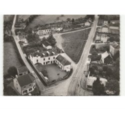 GUICHEN: l'école et la place vue aérienne 10X15 - très bon état