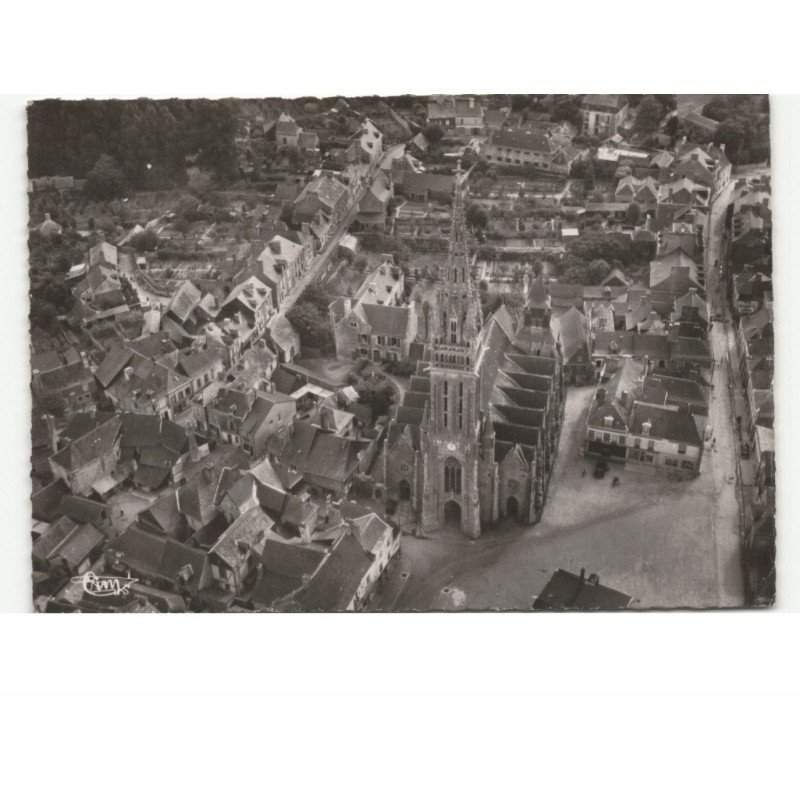 LA GUERCHE-de-BRETAGNE: l'église et le centre vue aérienne 10X15 - très bon état