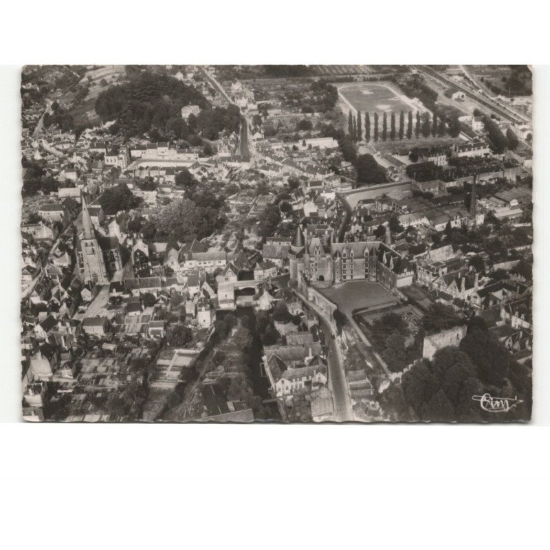 LANGEAIS: le château et l'église vue aérienne 10X15 - très bon état