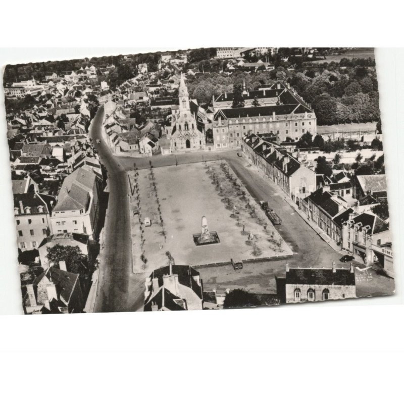 ISSOUDUN: place et basilique du sacré-coeur et école saint-cyr aérienne 10X15 - très bon état