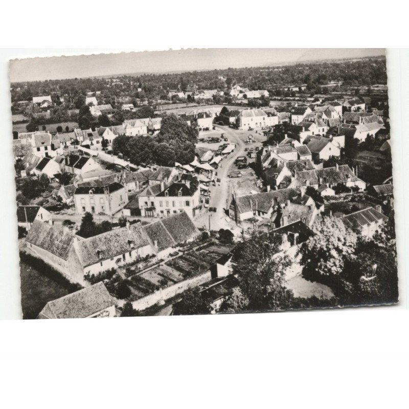 NEUVY-SAINT-SEPULCHRE: la place du champ de foire vue aérienne 10X15 - très bon etat