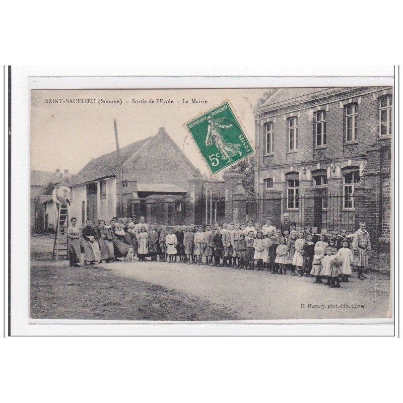 SAINT-SAUFLIEU : sortie de l'ecole, la mairie - tres bon etat