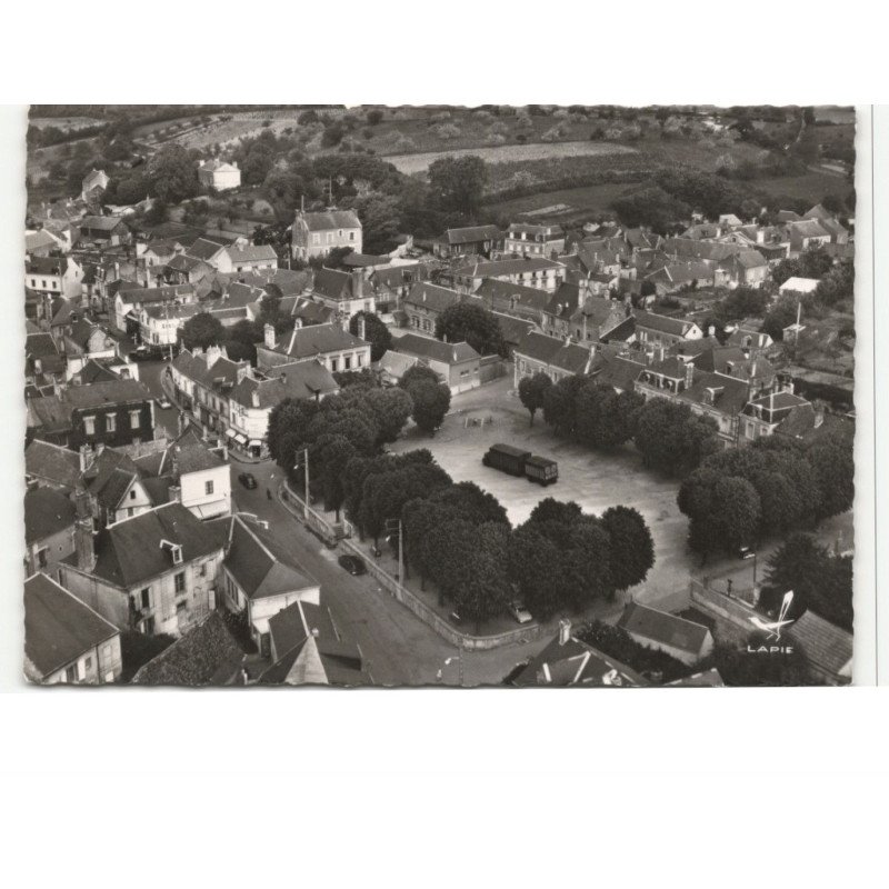 AZAY-le-RIDEAU: la place et vue générale vue aérienne 10X15 - très bon état