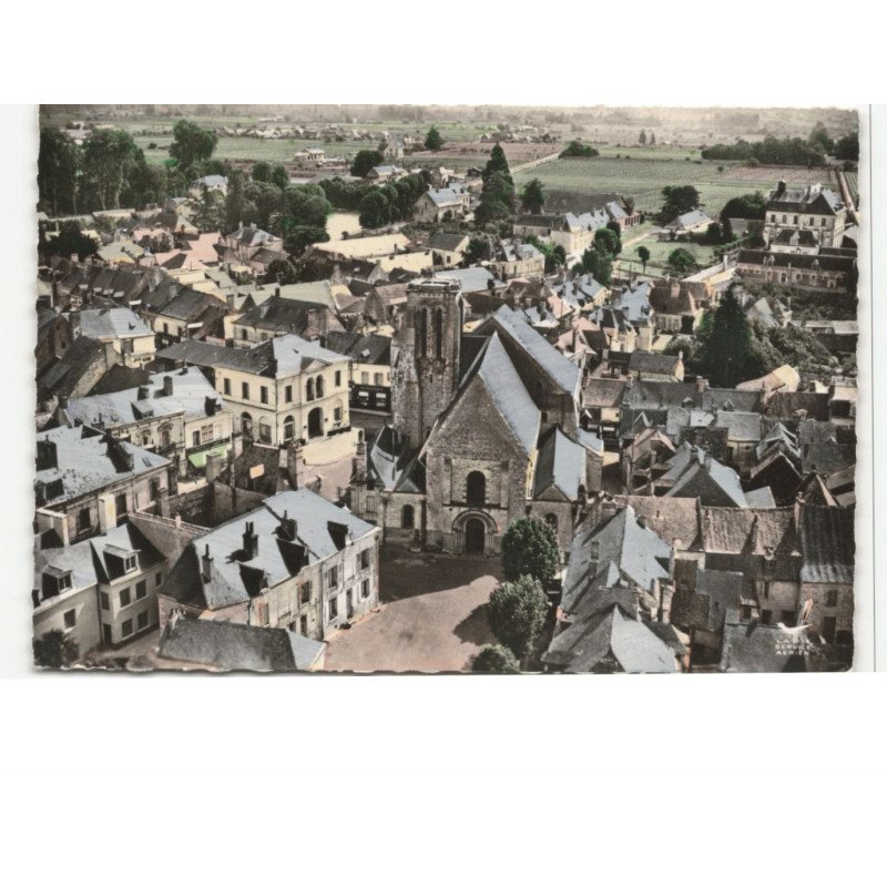 BOURGUEIL: place de l'église vue aérienne 10X15 - très bon état