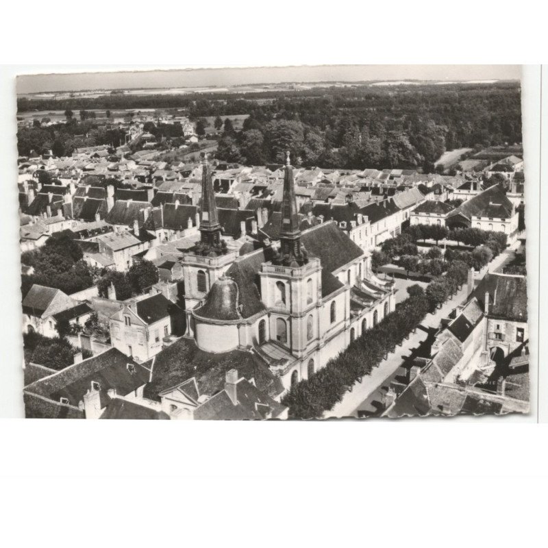 RICHELIEU: l'église vue aérienne 10X15 - très bon état