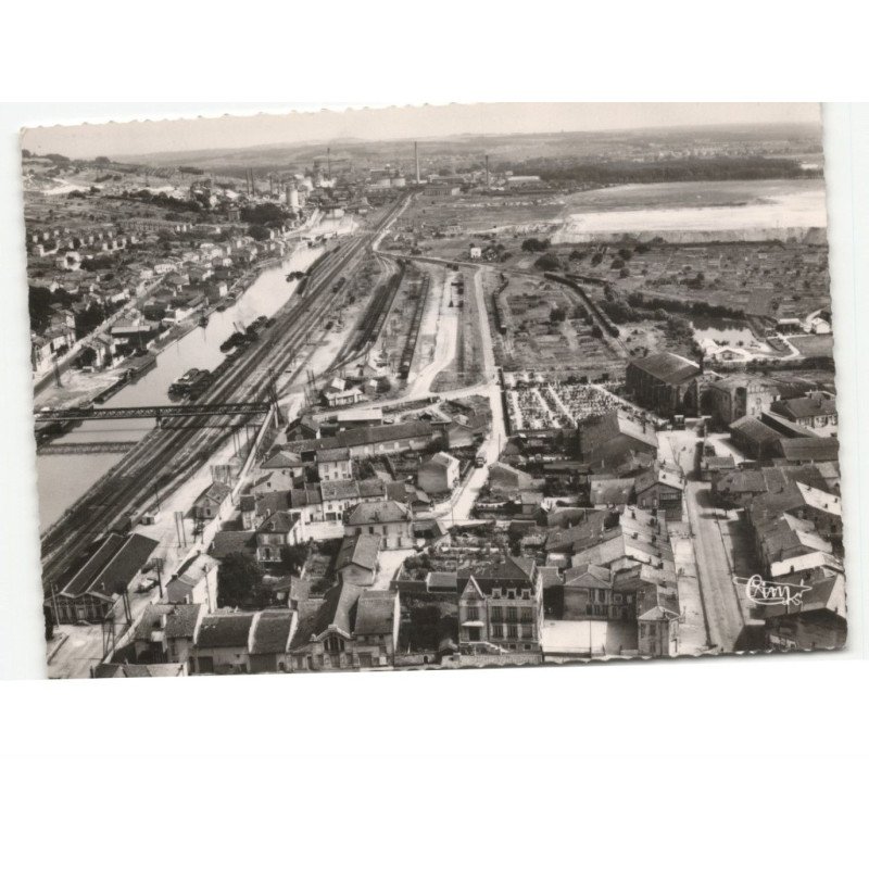 VEZELISE: la mairie, le canal, en arrière plan, les usines solvay vue aérienne 10x15 - état