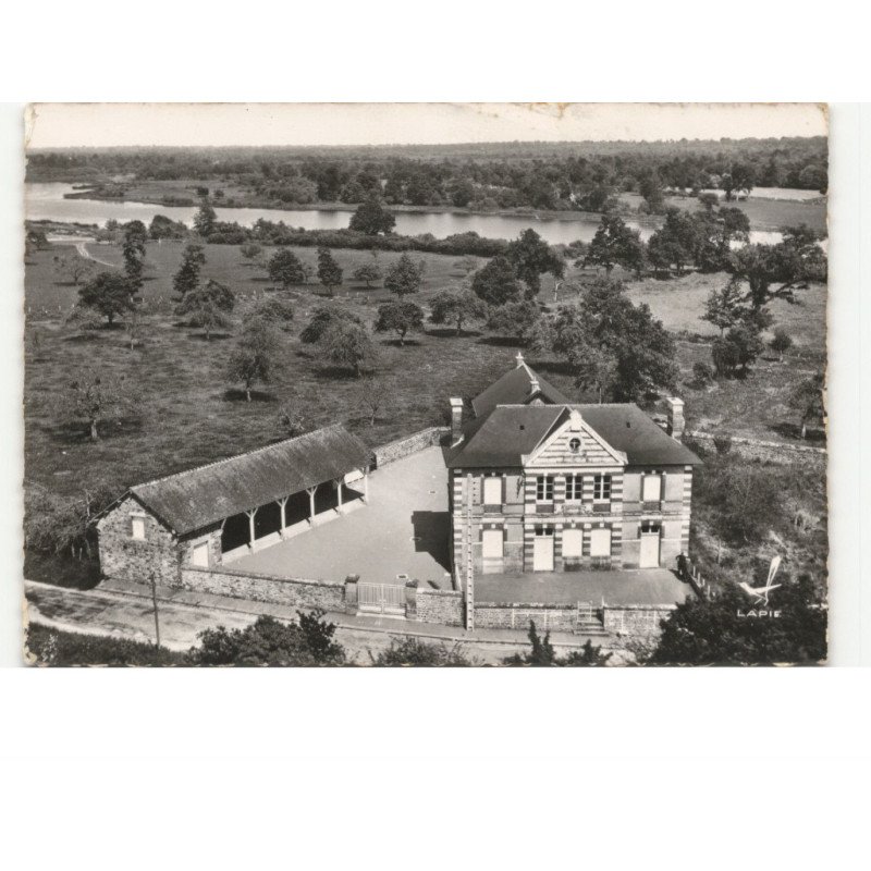 ANDOUILLE-NEUVILLE: la mairie les écoles vue aérienne 10X15 - état