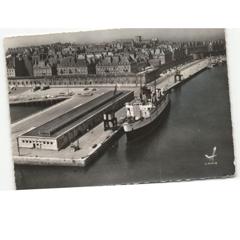 SAINT-MALO: la gare maritime, à quai "le falaise" vue aérienne 10X15 - très bon état