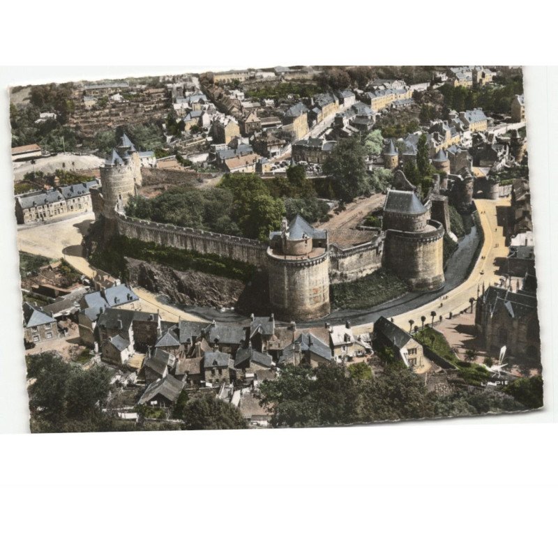 FOUGERES: le château vue aérienne 10X15 - très bon état