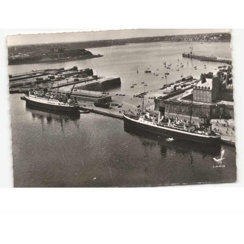 SAINT-MALO: l'entrée du port, la gare mairitime vue aérienne 10X15 - très bon état