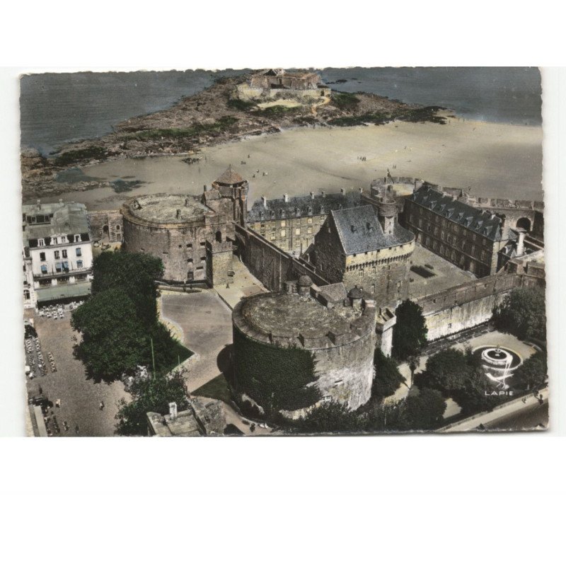 SAINT-MALO: le château et place chateaubriand vue aérienne 10X15 - très bon état