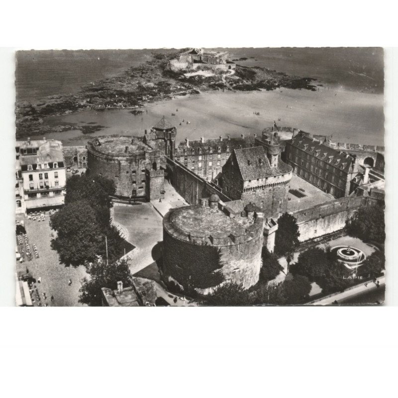 SAINT-MALO: le château et place chateaubriand vue aérienne 10X15 - très bon état