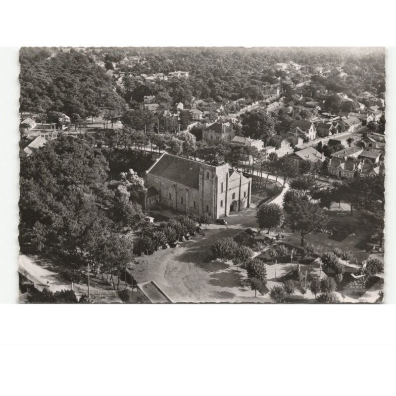 SOULAC-sur-MER: place de l'abbaye vue aérienne 10X15 - très bon état