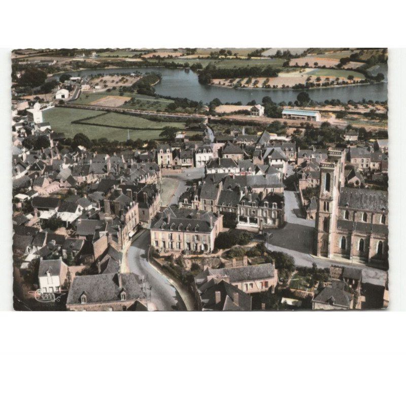 MARTIGNE-FERCHAUD: le centre, rue de chateaubriand vue aérienne 10X15 - état