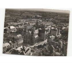 MARTIGNE-FERCHAUD: place de l'église vue aérienne 10X15 - état