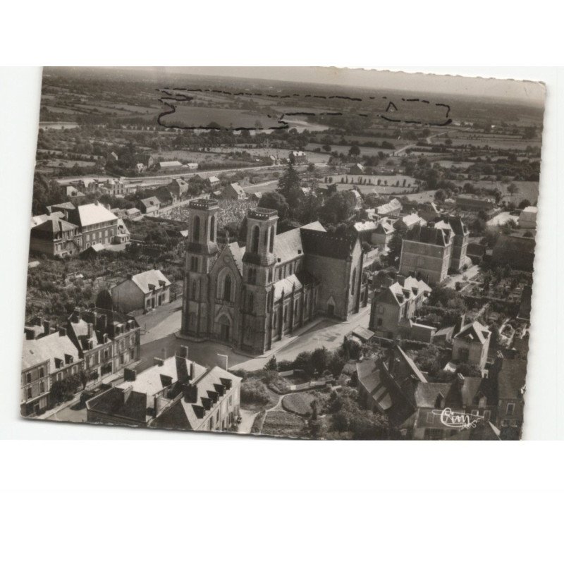 MARTIGNE-FERCHAUD: place de l'église vue aérienne 10X15 - état