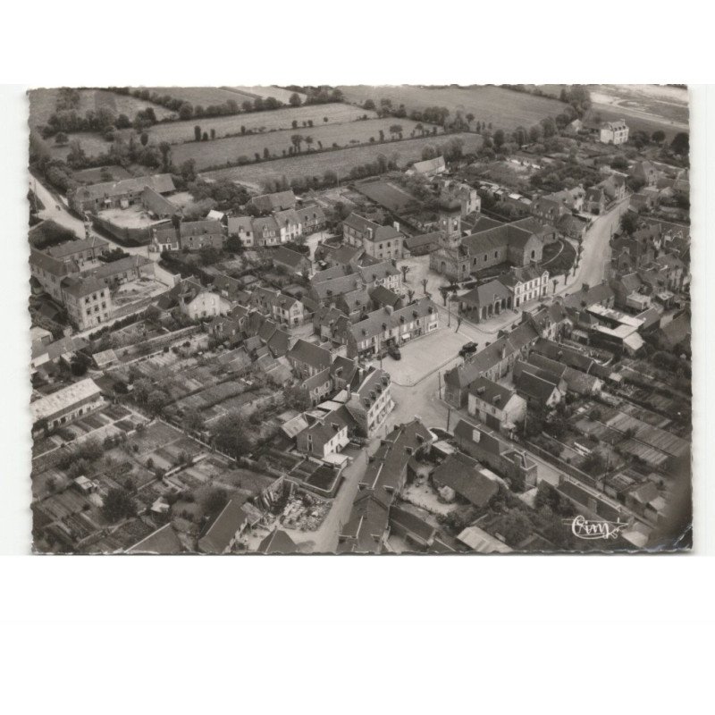 PLEINE-FOUGERES: l'église et la grande rue vue aérienne 10X15 - très bon état