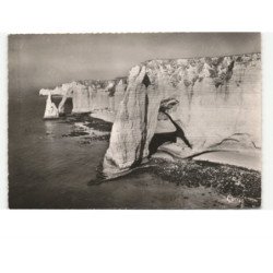 ETRETAT: les falaises, les portes d'aval et d'amont et l'aiguille vue aérienne 10x15 - très bon état