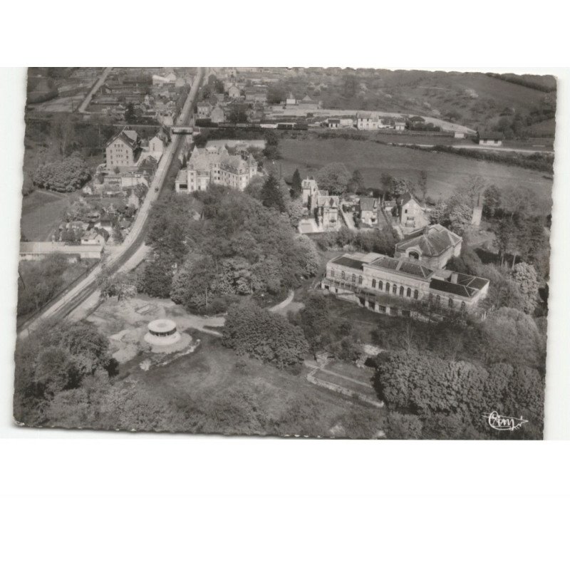 FORGES-les-EAUX: la rue des eaux minérales et le casino vue aérienne 10x15 - très bon état