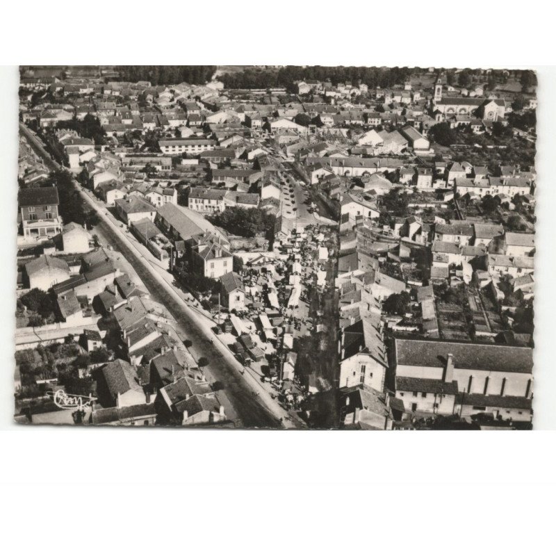 DOMBASLE-sur-MEURTHE: au centre la place du marché, rue carnot et rue nationale vue aérienne 10x15 - très bon état