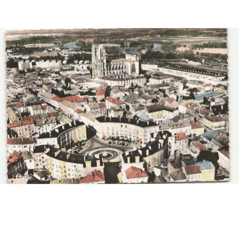 TOUL: la place ronde et la cathédrale vue aérienne 10X15 - très bon état