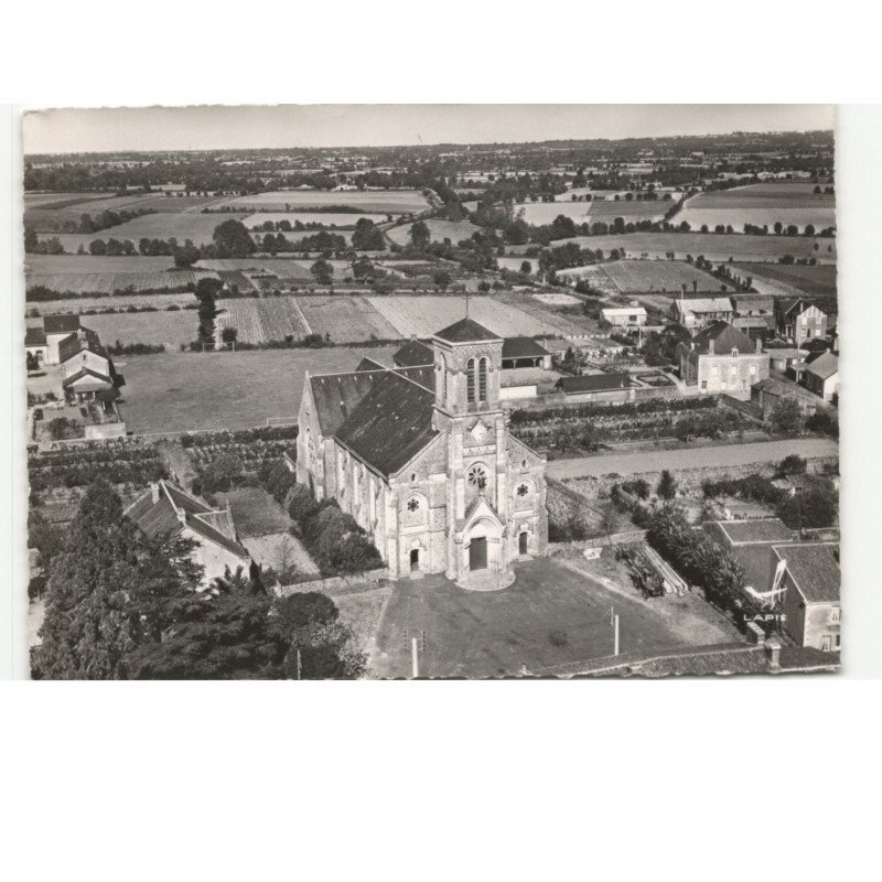 BAZOGES-en-PAILLERS: l'église et les écoles vue aérienne 10x15 - très bon état
