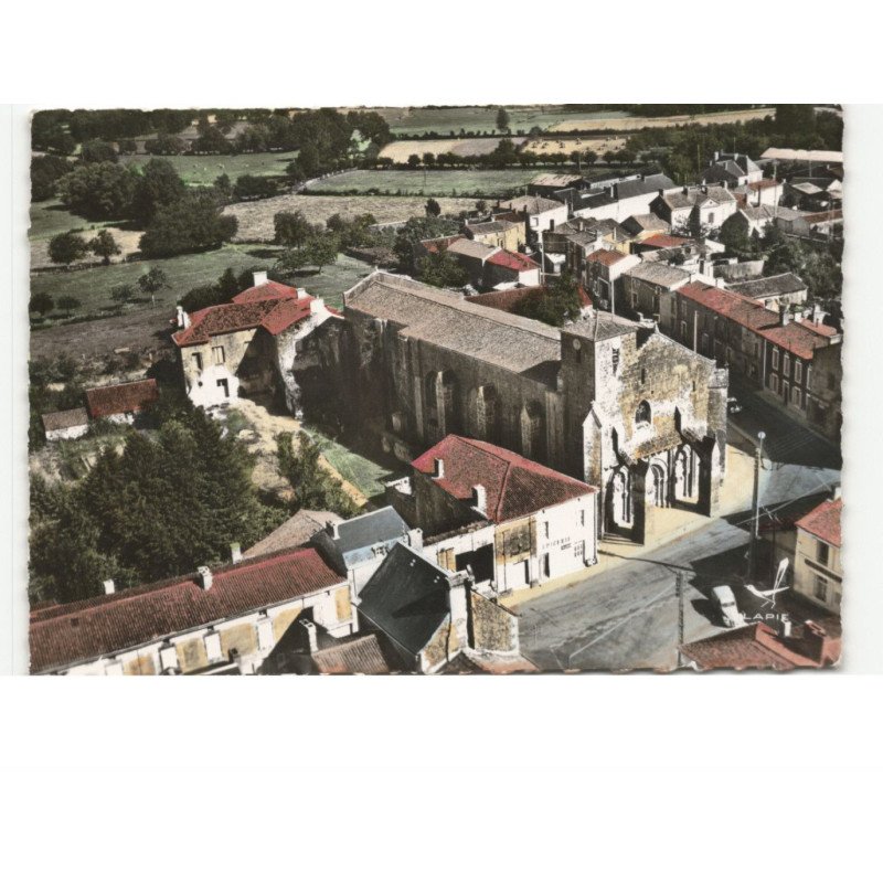 FOUSSAIS: l'église, monument historique 11e et 12e siècles vue aérienne 10x15 - très bon état