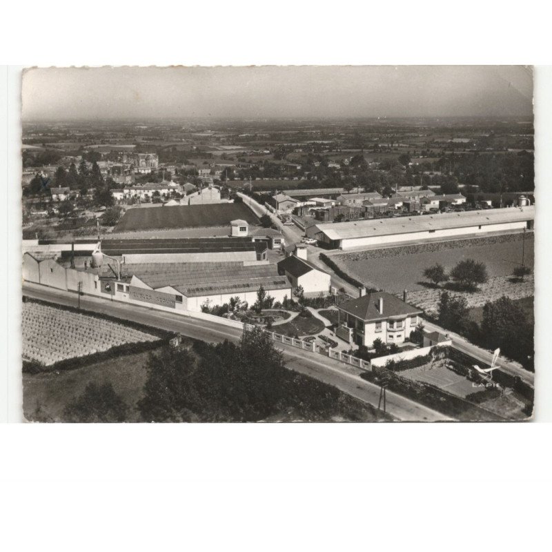 LA GAUBRETIERE: les usines des meubles séguin vue aérienne 10x15 - état