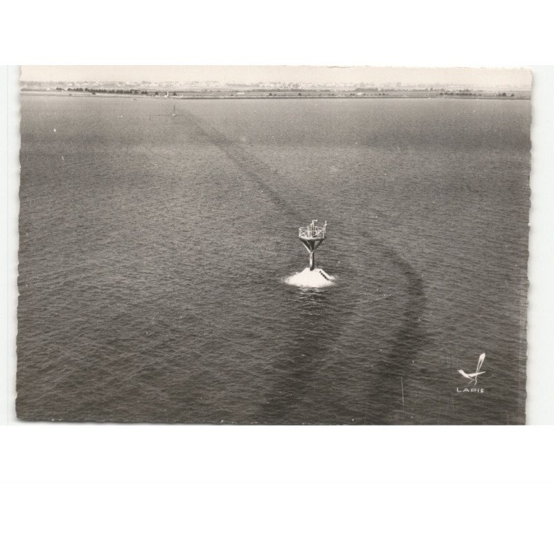 NOIRMOUTIER: passage du gois, route nationale 148 recouverte par la mer vue aérienne 10x15 - très bon état