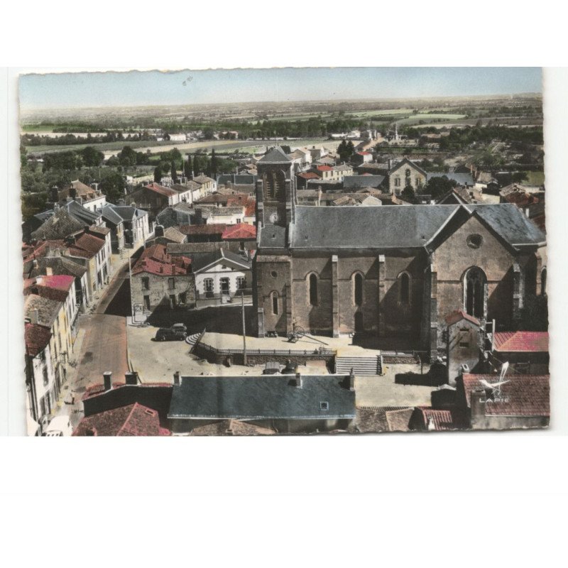 GENUSSON: la place de l'église vue aérienne 10x15 - très bon état