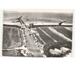LE PASSAGE DU GOIS: véhicule attendant que la mer découvre le passage du gois  vue aérienne 10x15 - très bon état