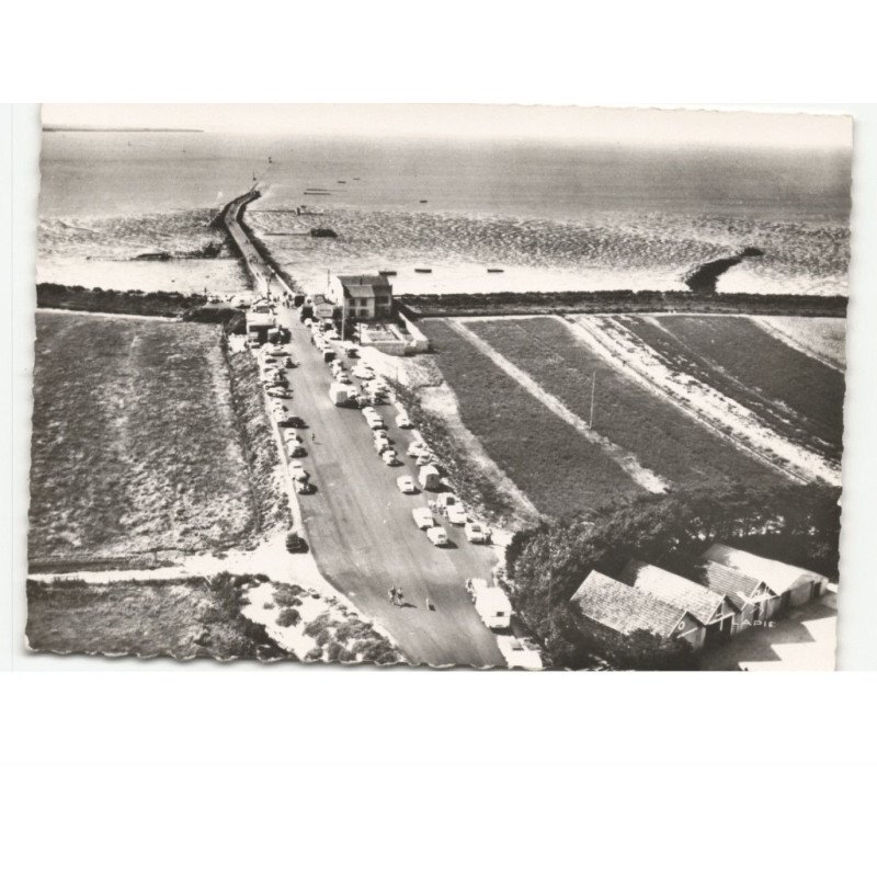 LE PASSAGE DU GOIS: véhicule attendant que la mer découvre le passage du gois  vue aérienne 10x15 - très bon état