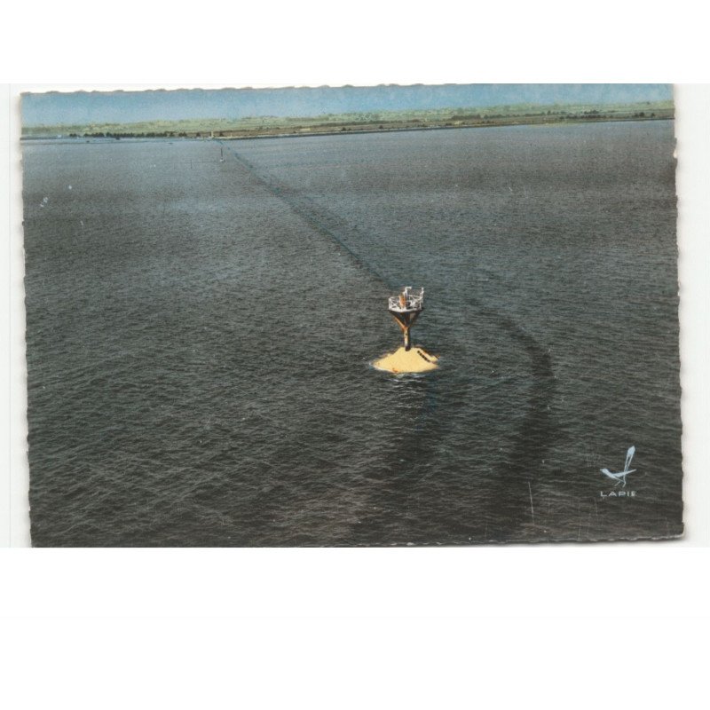 NOIRMOUTIER: passage du gois, la route nationale 148 recouverte par la mer vue aérienne 10x15 - très bon état