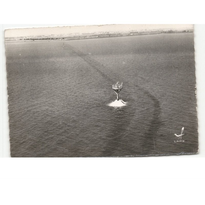 ILE DE NOIRMOUTIER: passage du gois, la route nationale 148 recouverte par la mer vue aérienne 10x15 - très bon état