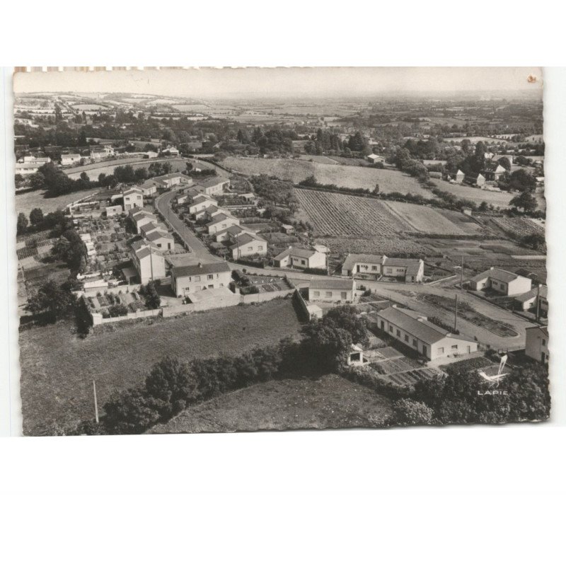 POUZAUGES: la cité de la pierre blanche vue aérienne 10x15 - très bon état