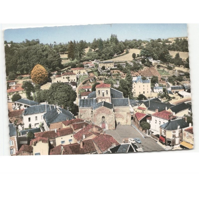 POUZAUGES: la place de l'église vue aérienne 10x15 - très bon état