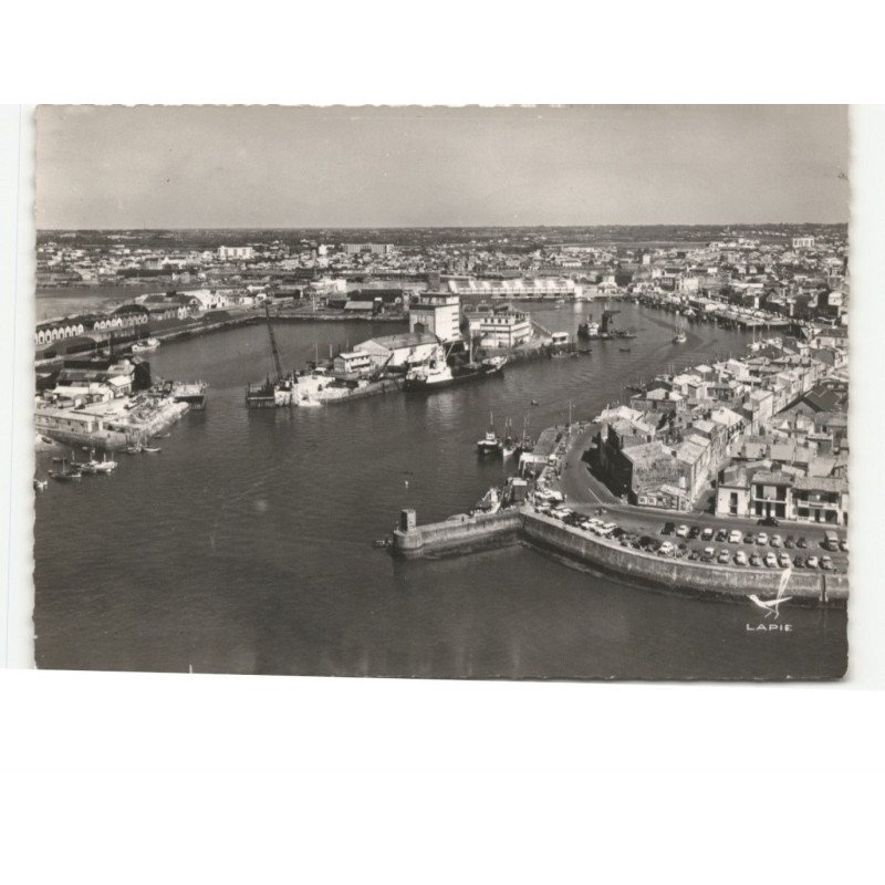 LES SABLES D'OLONNE: le port vue aérienne 10x15 - très bon état