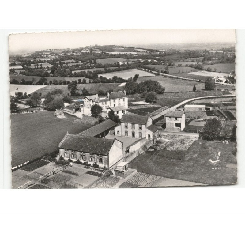 SAINT-MICHEL-MONT-MERCURE: la maison familiale et les écoles vue aérienne 10x15 - très bon état