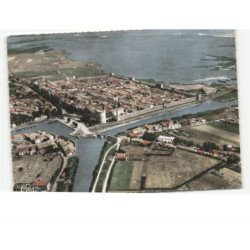 AIGUES-MORTES: cité médiévale, la cité, ses remparts, les salines, le canal vue aérienne 10x15 - très bon état