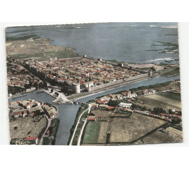 AIGUES-MORTES: cité médiévale, la cité, ses remparts, les salines, le canal vue aérienne 10x15 - très bon état