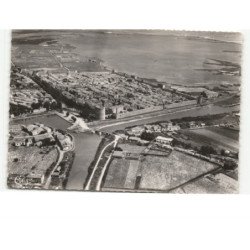 AIGUES-MORTES: vue générale sur la cité, ses remparts, les salines, le canal vue aérienne 10x15 - très bon état