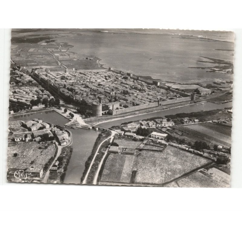 AIGUES-MORTES: vue générale sur la cité, ses remparts, les salines, le canal vue aérienne 10x15 - très bon état
