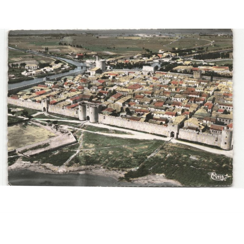 AIGUES-MORTES: cité du moyen-âge, porte de la reine, tour de constance et les canaux vue aérienne 10x15 - très bon état