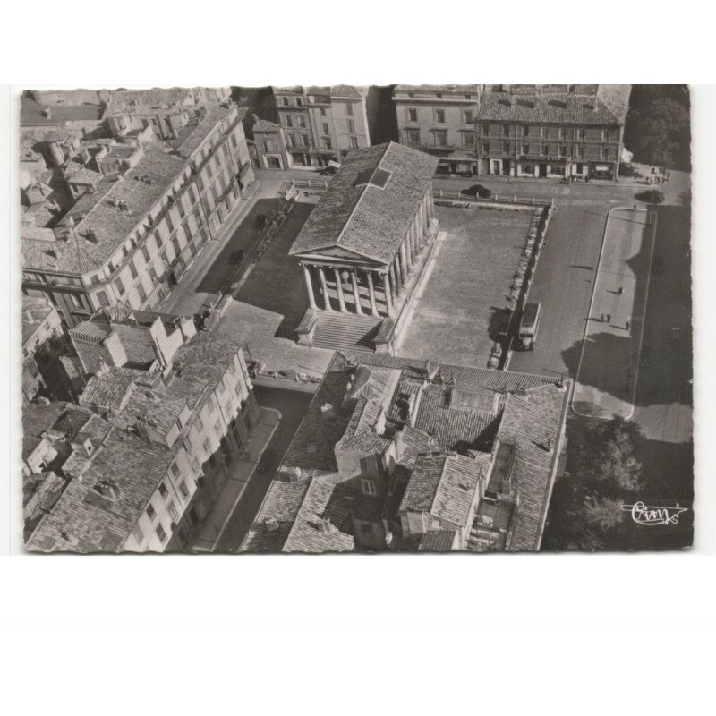 NIMES: la maison carrée vue aérienne 10x15 - très bon état