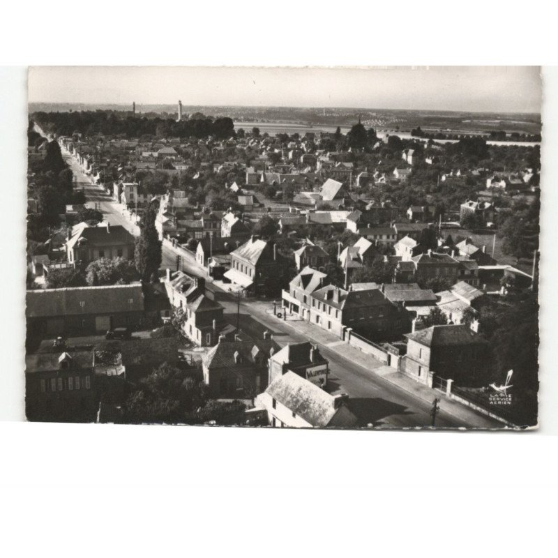 LE MESNIL-ESNARD: route de paris et vue d'ensemble au fond le relais de télévision vue aérienne 10x15 - très bon état