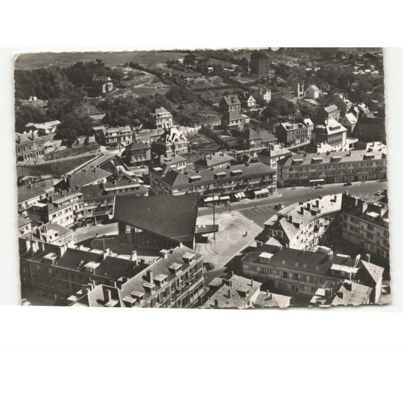 SAINT-VALERY-en-CAUX: place de la chapelle vue aérienne 10x15 - état