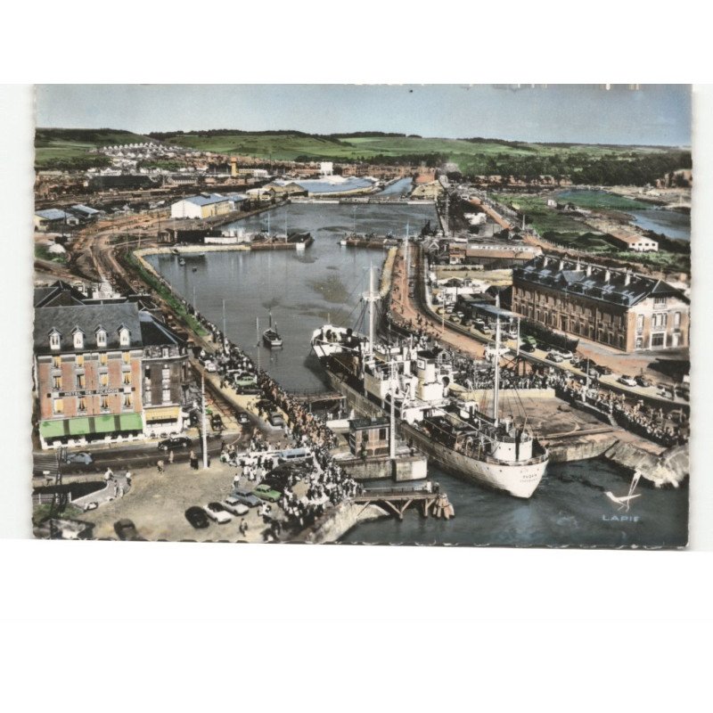 LE TREPORT: l'entrée du port et les bassins vue aérienne 10x15 - très bon état